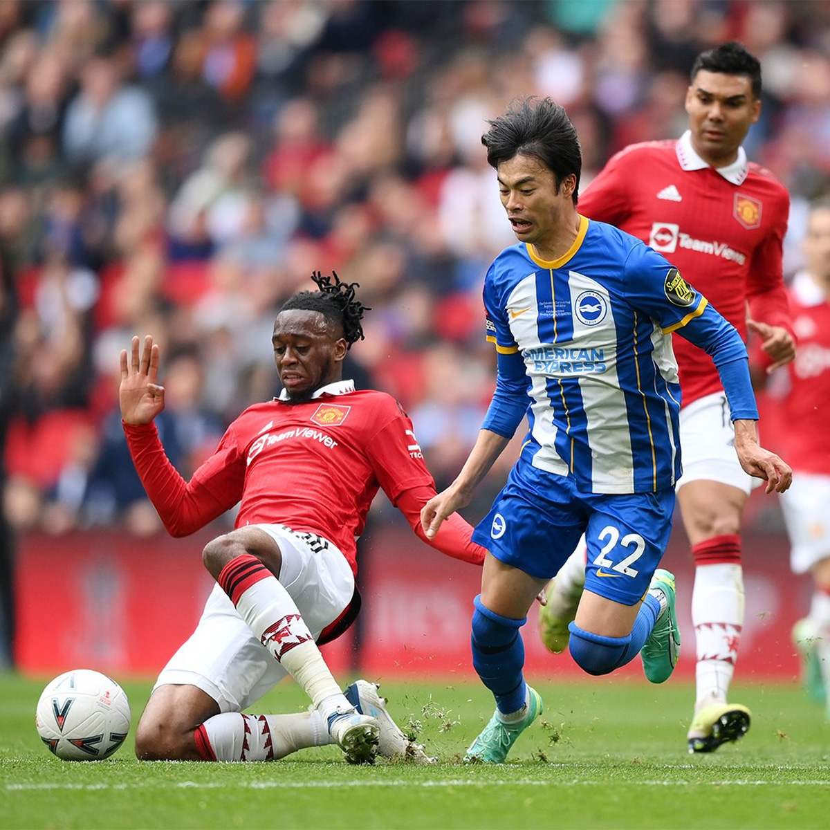 Wan-Bissaka là cầu thủ thường xuyên sử dụng kỹ năng xoạc bóng nghiêng từ phía sau