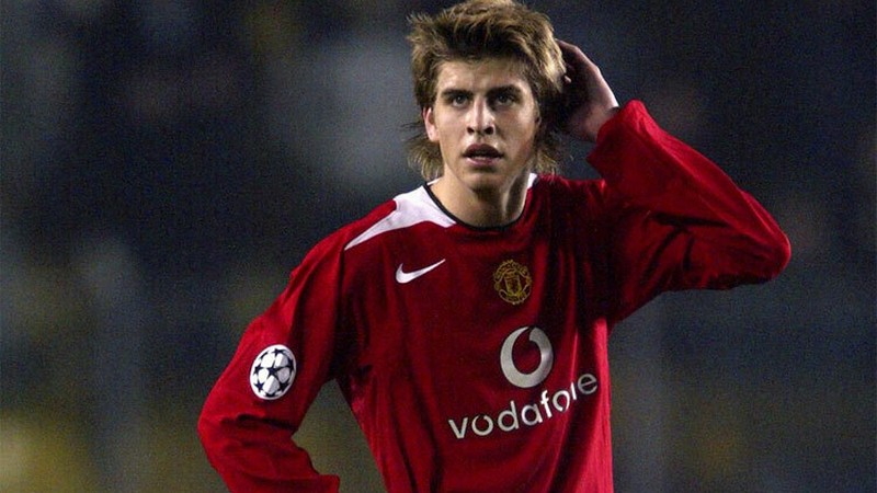 Ít ai biết thì cầu thủ Gerard Pique từng khoác áo MU