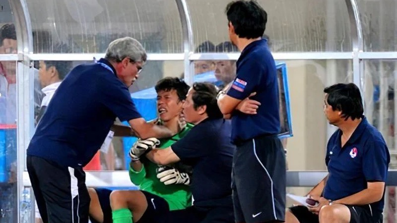 Thủ môn Bùi Tấn Trường đã để lại một hình ảnh đầy biểu tượng của bóng đá Việt Nam Thủ môn Bùi Tấn Trường đã để lại một hình ảnh đầy biểu tượng của bóng đá Việt Nam