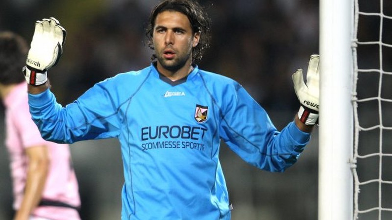 Thủ môn Salvatore Sirigu khi bắt đầu sự nghiệp cũng có những ấn tượng