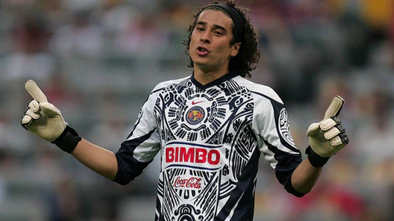 Thủ môn Guillermo Ochoa chơi bóng tại quê hương thời gian đầu
